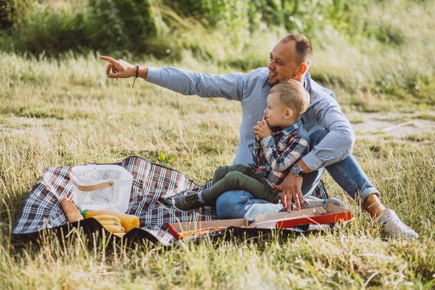 Padre con su hijo haciendo un picnic en el parque