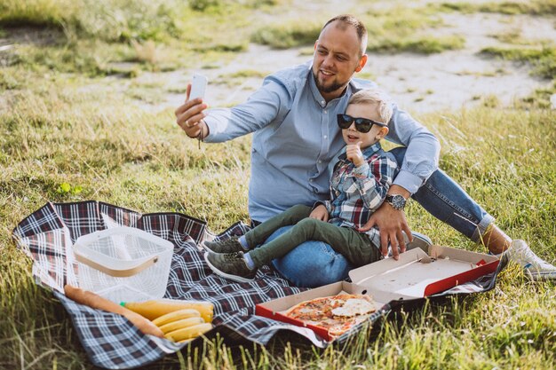 Padre con su hijo haciendo un picnic en el parque