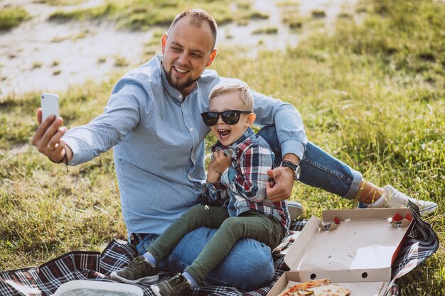 Padre con su hijo haciendo un picnic en el parque