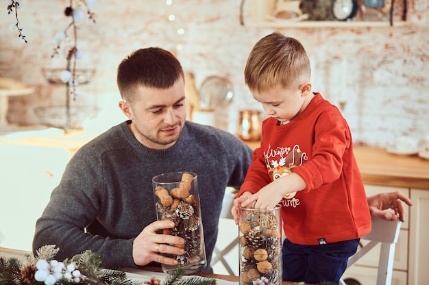 Padre con su hijo pasan tiempo juntos