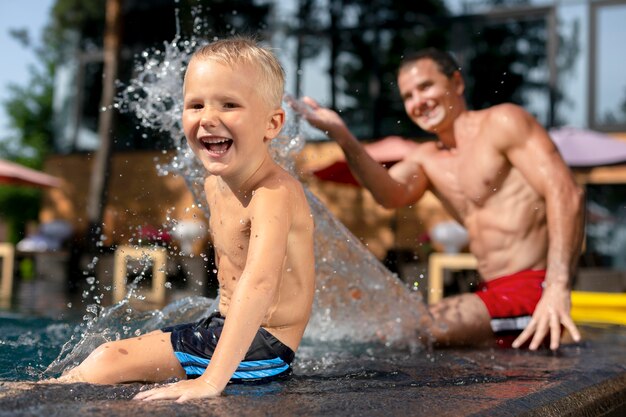 Padre con su hijo en la piscina