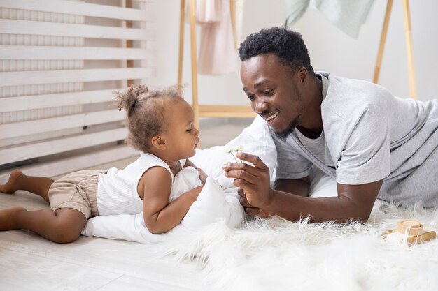 Padre y su niña pasan tiempo juntos