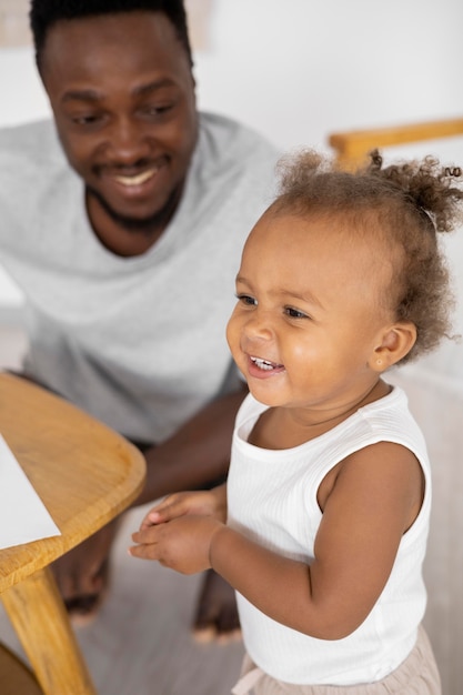 Foto gratuita padre y su niña pasan tiempo juntos