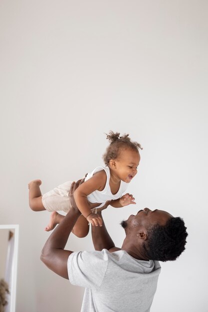 Padre y su niña pasan tiempo juntos