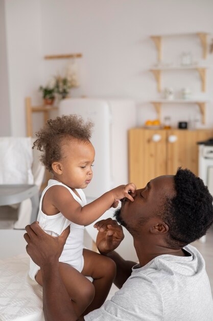 Padre y su niña pasan tiempo juntos