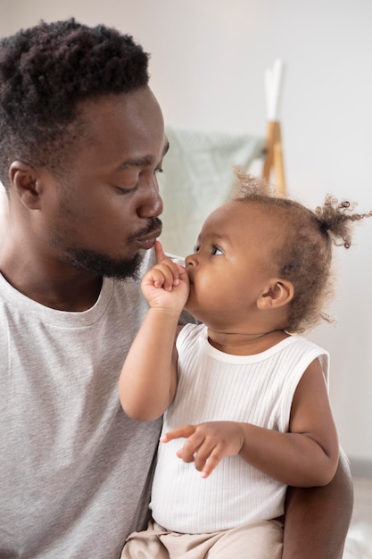 Foto gratuita padre y su niña pasan tiempo juntos