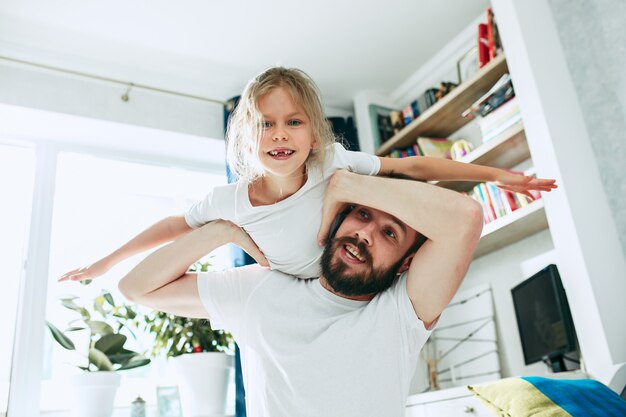 Padre y su niña de seis años en casa