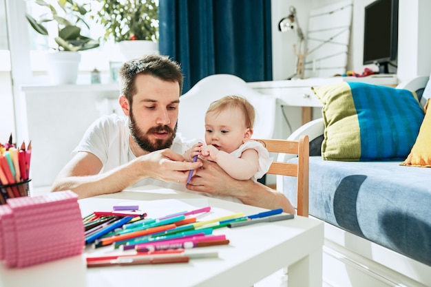 Padre y su pequeña hija en casa