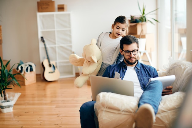 Padre y su pequeña hija mudándose a un nuevo apartamento