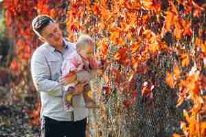 Foto gratuita padre con su pequeña hija en el parque