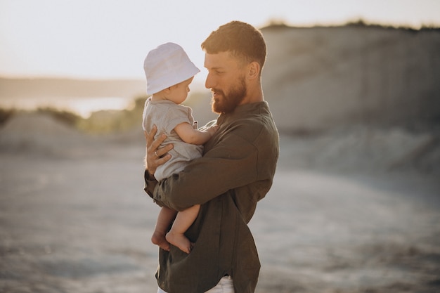 Foto gratuita padre con su pequeño hijo en una cantera