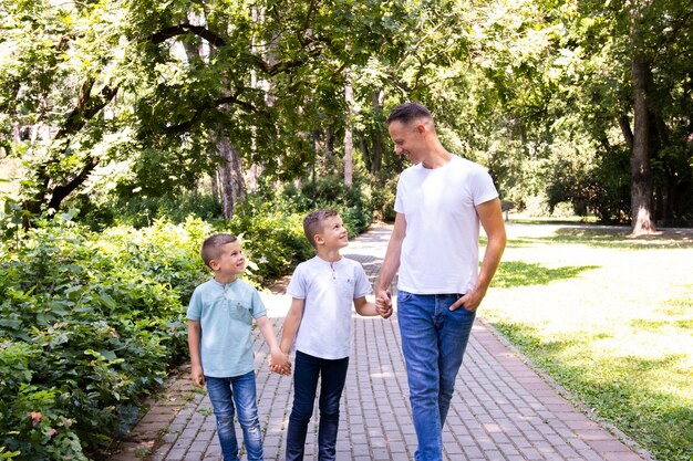 Padre con sus dos hijos en el parque.