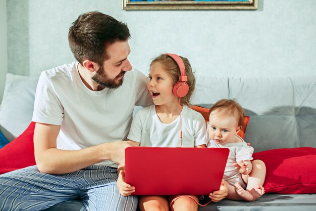 Padre y sus hijas en casa