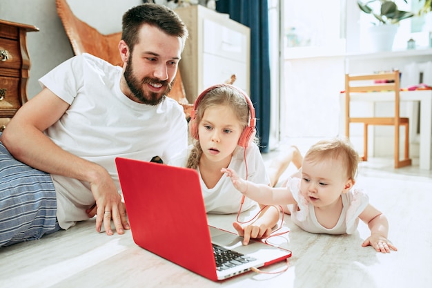 Foto gratuita padre y sus hijas en casa