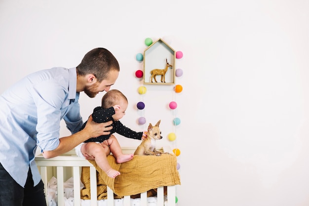 Padre, tenencia, bebé, cerca, pequeño, perro