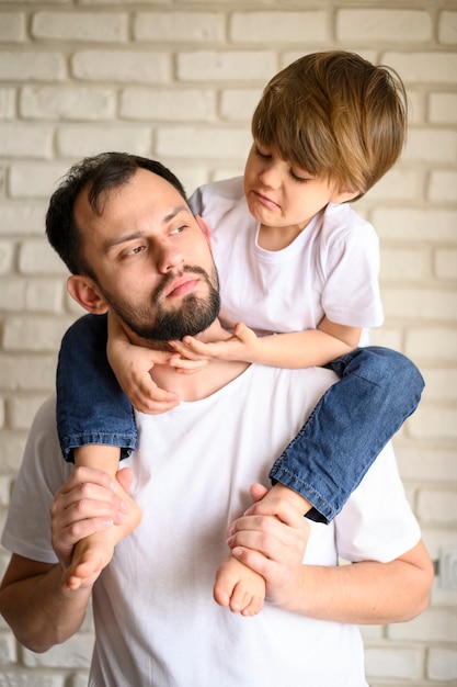 Padre, tenencia, niño, hombros