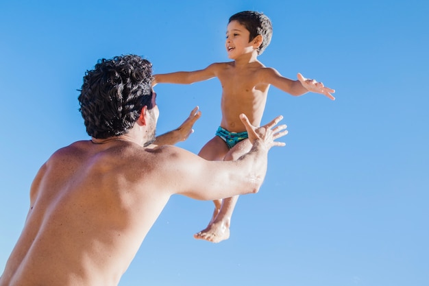 Padre tirando hijo al aire