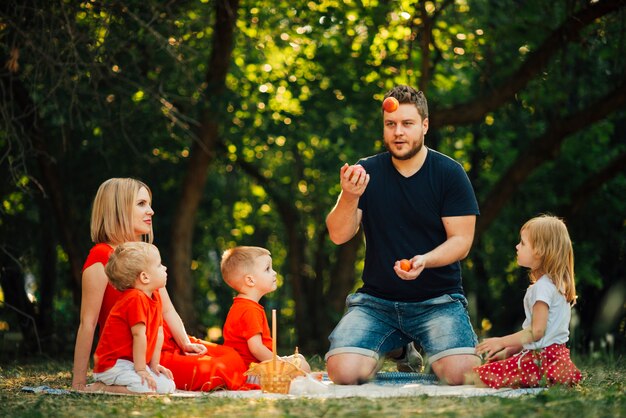 Padre de tiro largo jugando con su familia