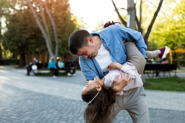 Padre de tiro medio jugando con niña