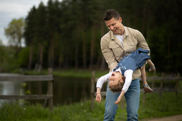 Foto gratuita padre de tiro medio jugando con niño