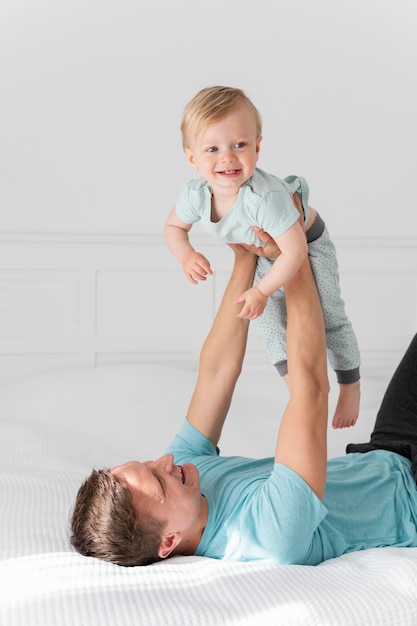 Padre de tiro medio con niño sonriente