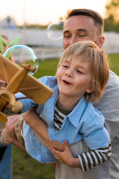 Padre de tiro medio con niño