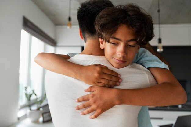 Padre de tiro medio con niño