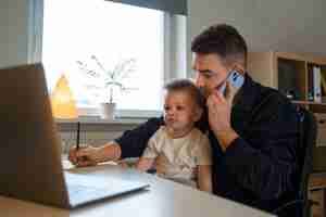 Foto gratuita padre de tiro medio trabajando con un niño en casa