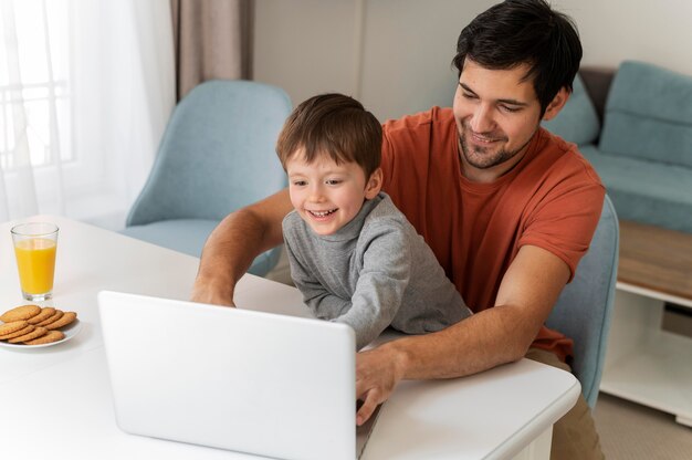 Padre de tiro medio trabajando con niño