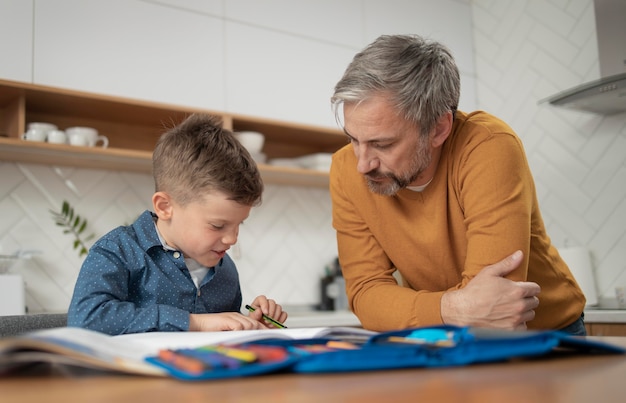 Padre de tiro medio viendo a niño