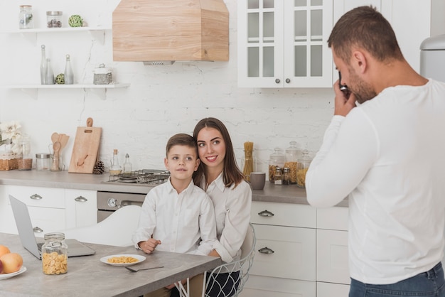 Foto gratuita padre tomando una foto de madre e hijo