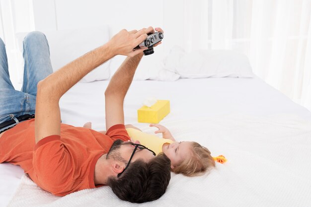 Padre tomando selfie de él y bebé