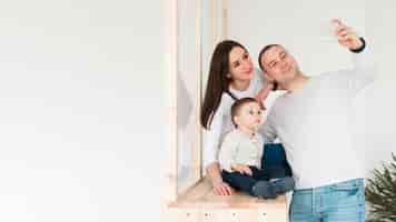 Foto gratuita padre tomando una selfie de familia con madre e hijo