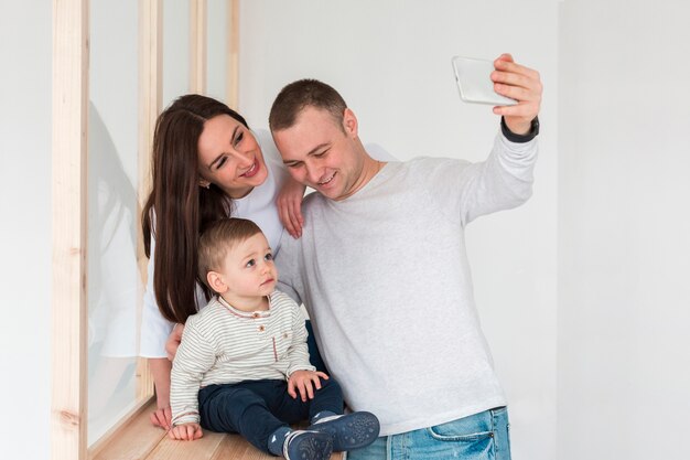 Padre tomando una selfie de la familia.