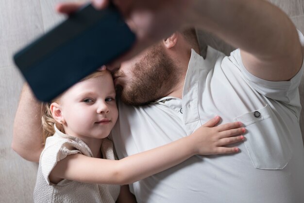 Padre tomando una selfie con su hija