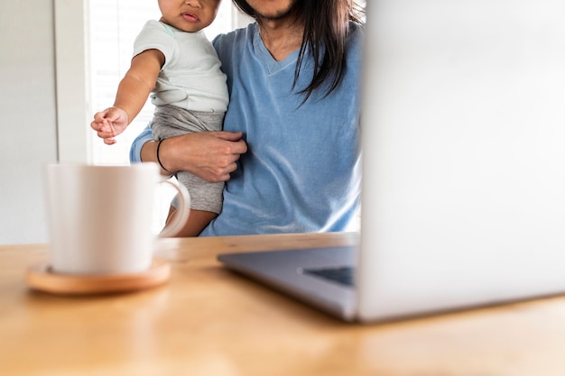 Padre trabajando desde casa con niño