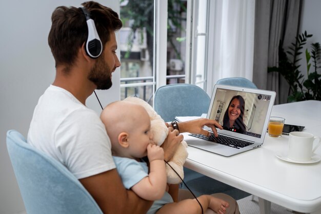 Foto gratuita padre videollamada a mamá con su hijo durante la cuarentena