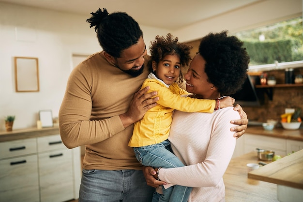 Foto gratuita padres afroamericanos felices con su hija en casa