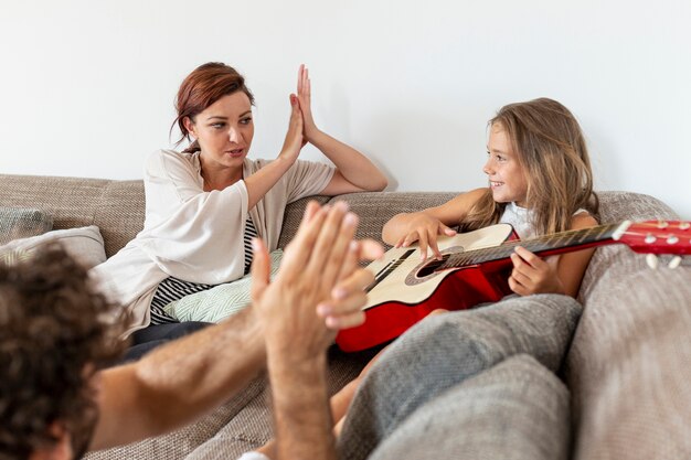 Padres aplaudiendo por su hija