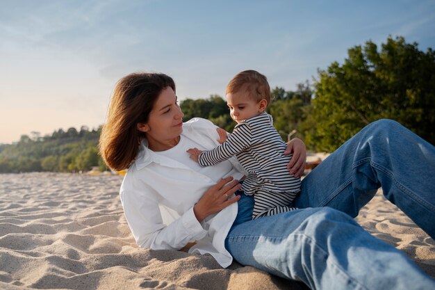 Padres con un bebé en la playa al atardecer