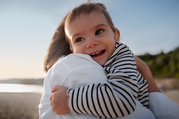 Padres con un bebé en la playa al atardecer