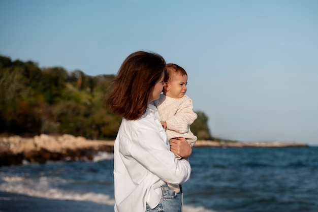 Padres con un bebé en la playa al atardecer