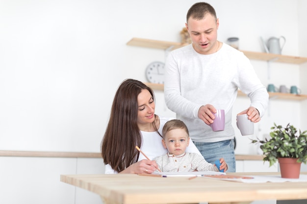 Padres en la cocina con niño