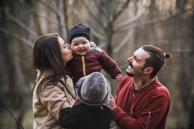 Los padres de contenido con los niños en los bosques