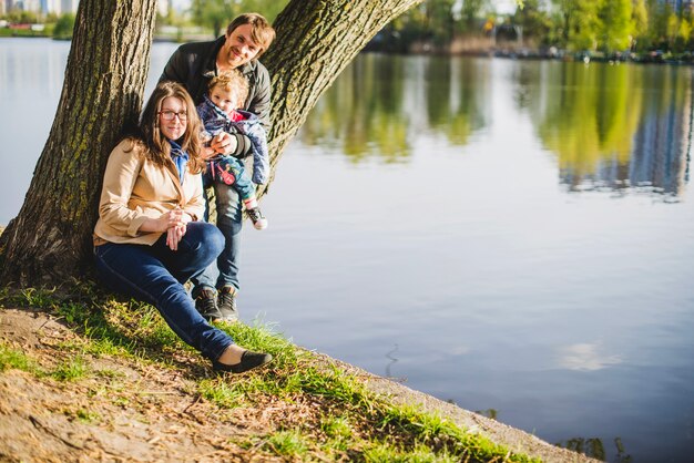 Padres disfrutando con su hijo al aire libre