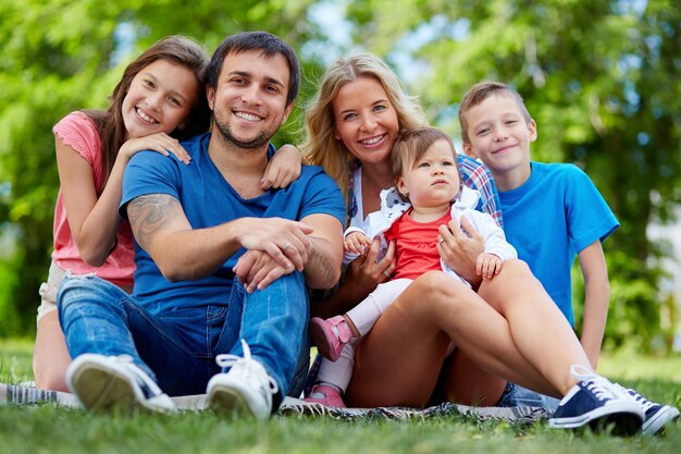 Padres disfrutando con sus hijos en el parque