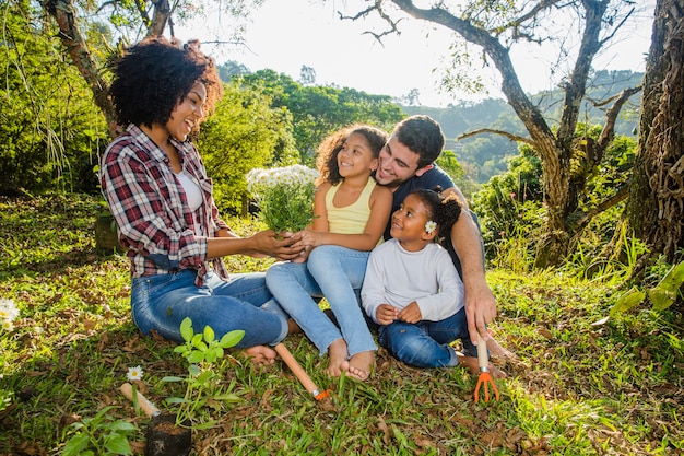 Padres divirtiéndose con hijas