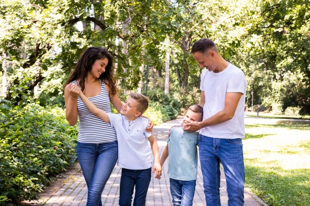 Padres divirtiéndose con sus hijos en el parque.