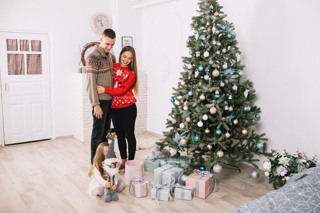 Padres e hija celebrando navidad en casa