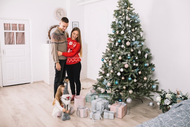 Padres e hija celebrando navidad en casa